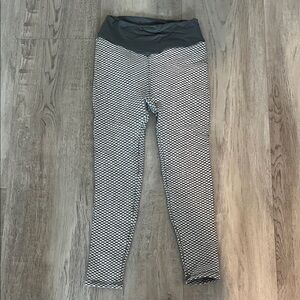 Amazon Women's Grey and White Patterned Scrunch Leggings